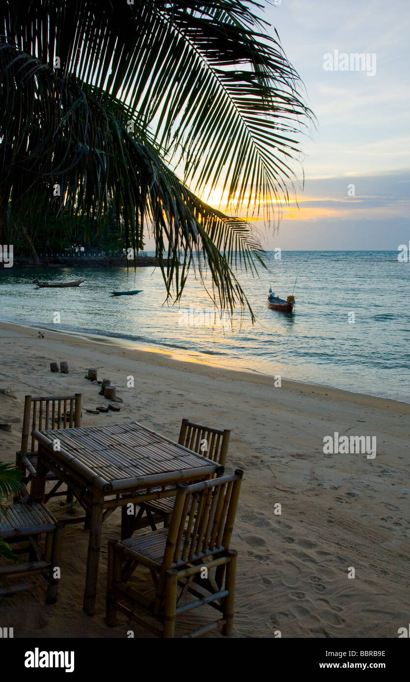 Strand-Café bei Sonnenuntergang Stockfoto