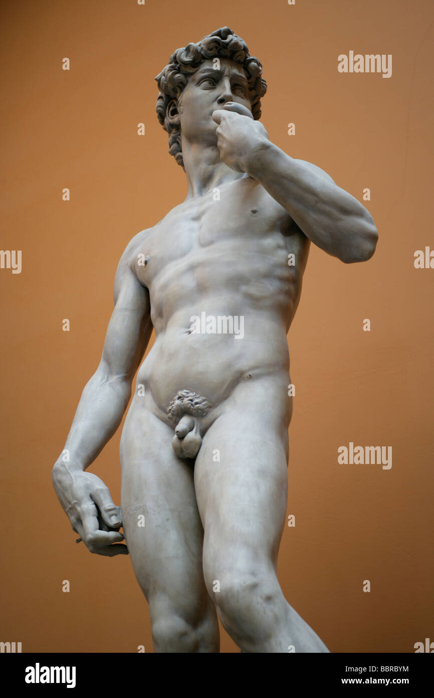 Michelangelos David-Statue auf einem leeren orange Hintergrund Stockfoto