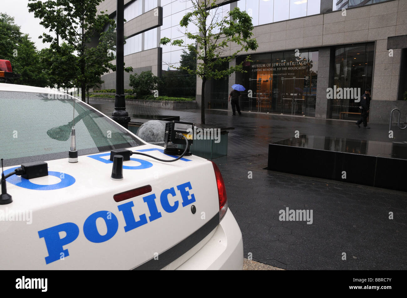 Das New York City Police Department (NYPD) schützt das Museum of Jewish Heritage in Lower Manhattan. Stockfoto