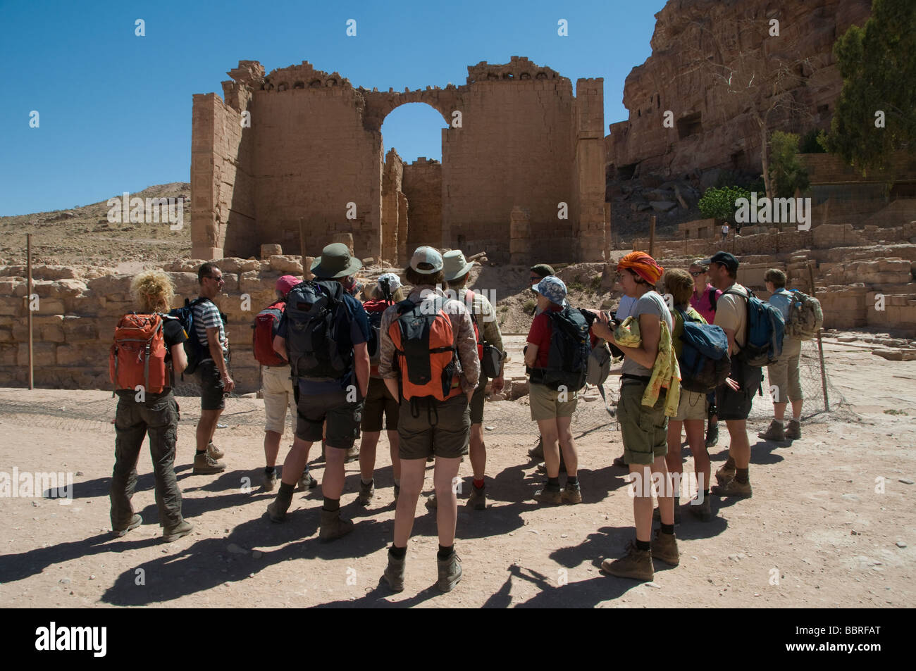 Gruppe von europäischen Touristen neben Qasr el-Bint, der Tempel des Dushares in der antiken Stadt der Nabatäer von Petra Jordanien Stockfoto