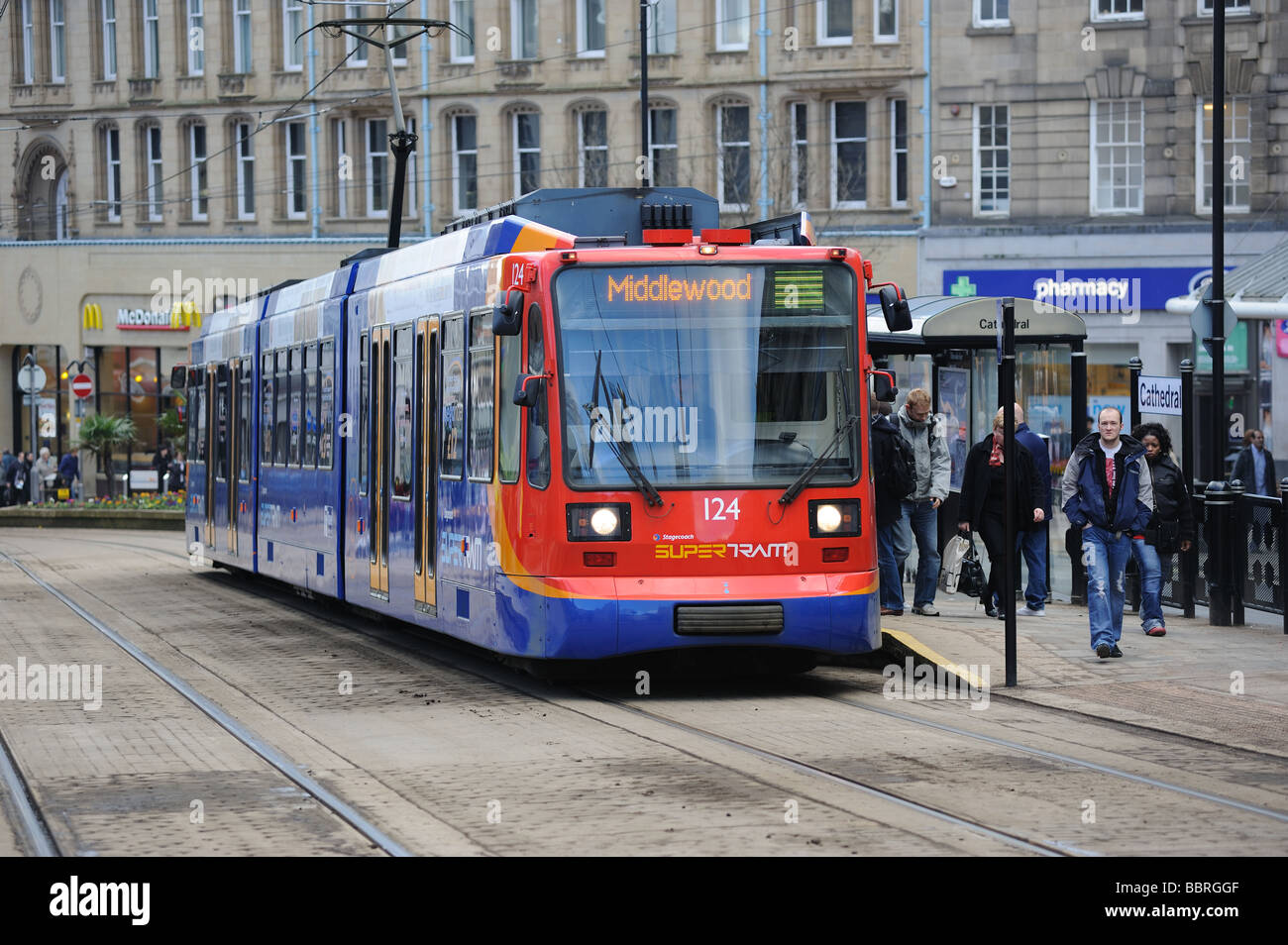 Ein Sheffield Supertram an der Kathedrale-Haltestelle auf dem Weg zum Middlewood. Stockfoto