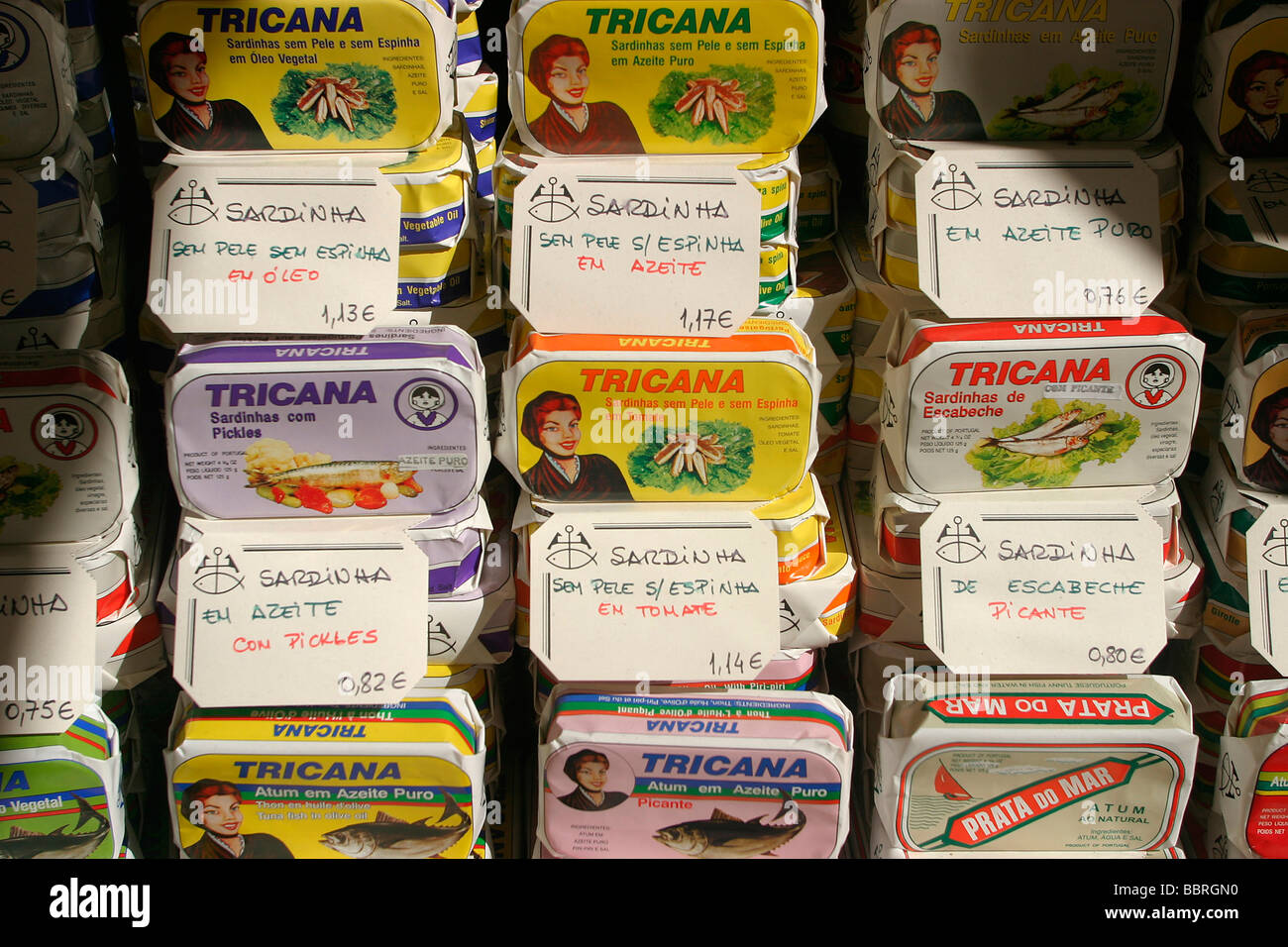 CONSERVEIRA DE LISBOA, DOSEN VON FISCH ACCOMODEESA ALLE AROMEN, LISSABON, PORTUGAL Stockfoto