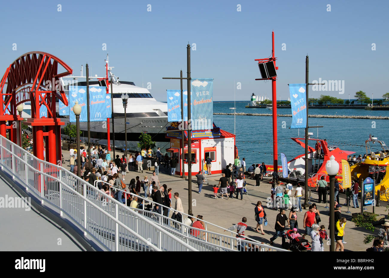 Navy Pier am Lake Michigan Chicago Illinois USA Touristen am Seeufer Stockfoto