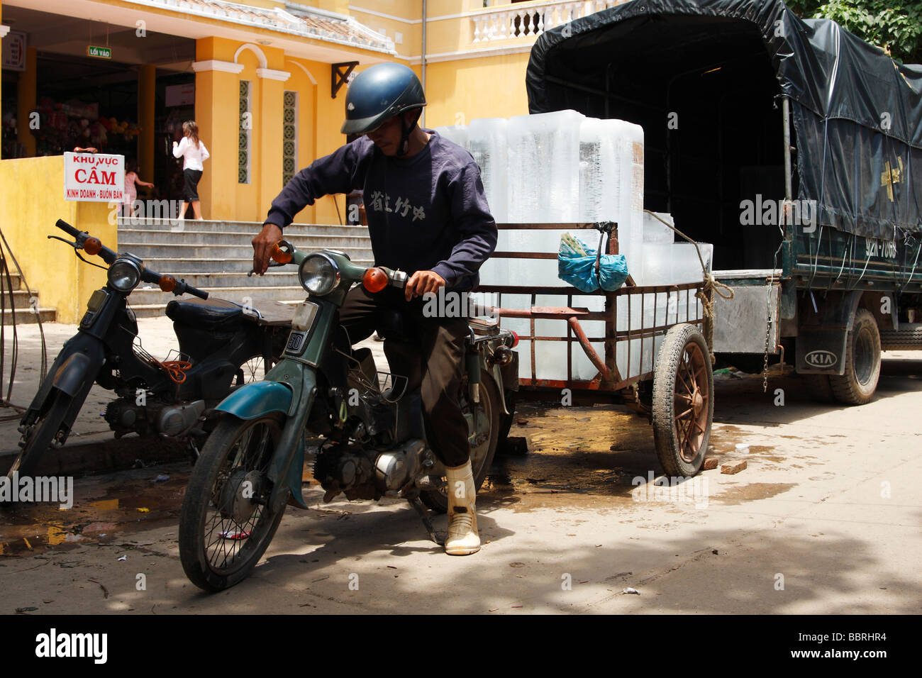 Mann gefrorenen Eis liefern auf den Markt, mit Motorrad und Anhänger, ' an  ' Hoi an, Vietnam Stockfotografie - Alamy