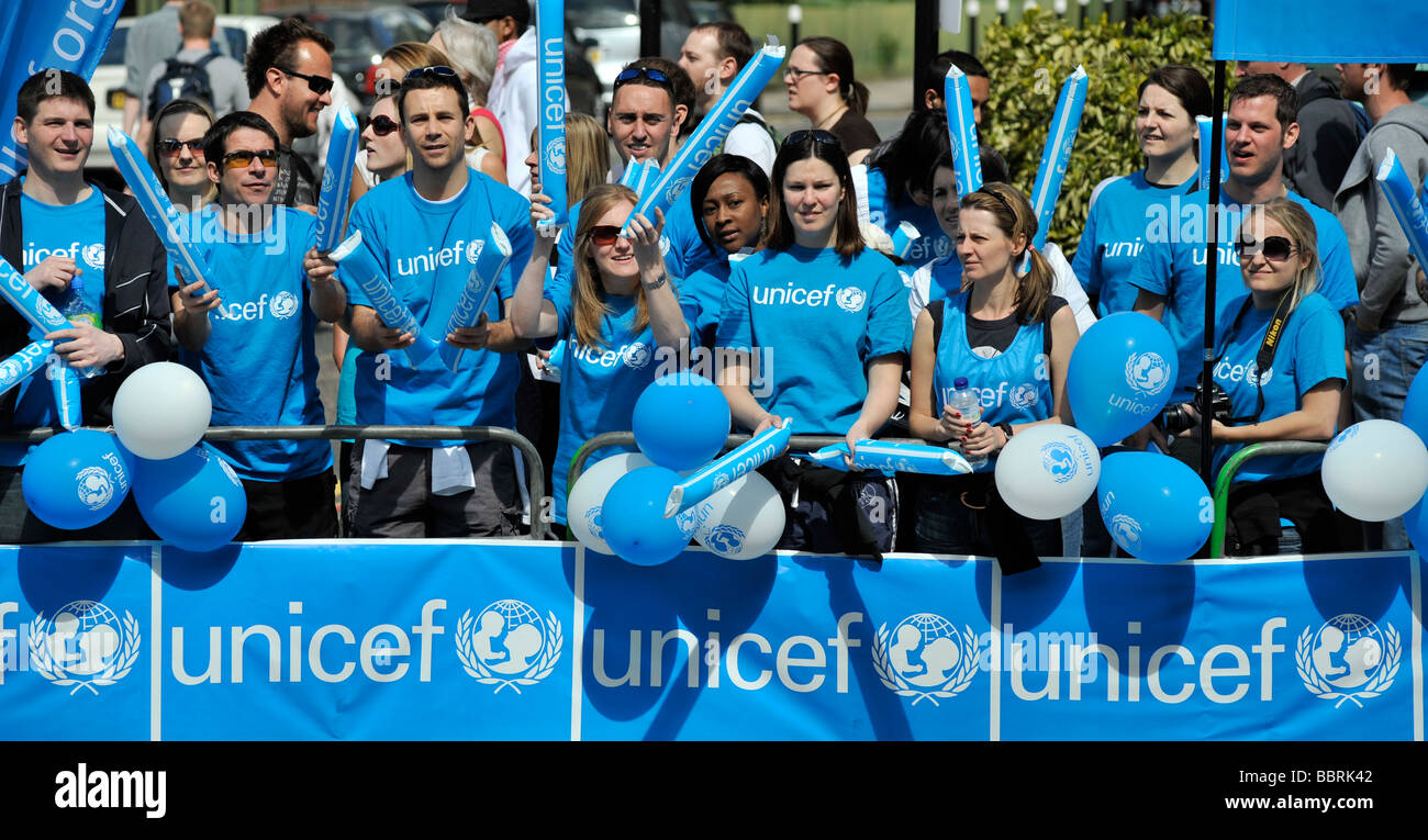 Mitglieder der Unicef unterstützen Läufer beim London-Marathon 2009 Stockfoto