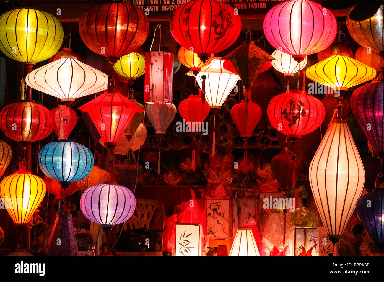 "Hoi an ' Shop Stall zu verkaufen bunten orientalische Laternen in der Nacht, Vietnam Stockfoto