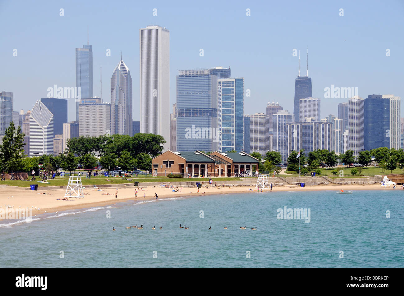 Lake Michigan und den Strand im nördlichen Island Park mit Hintergrund der Chicago Waterfront Wolkenkratzer Illinois USA Stockfoto