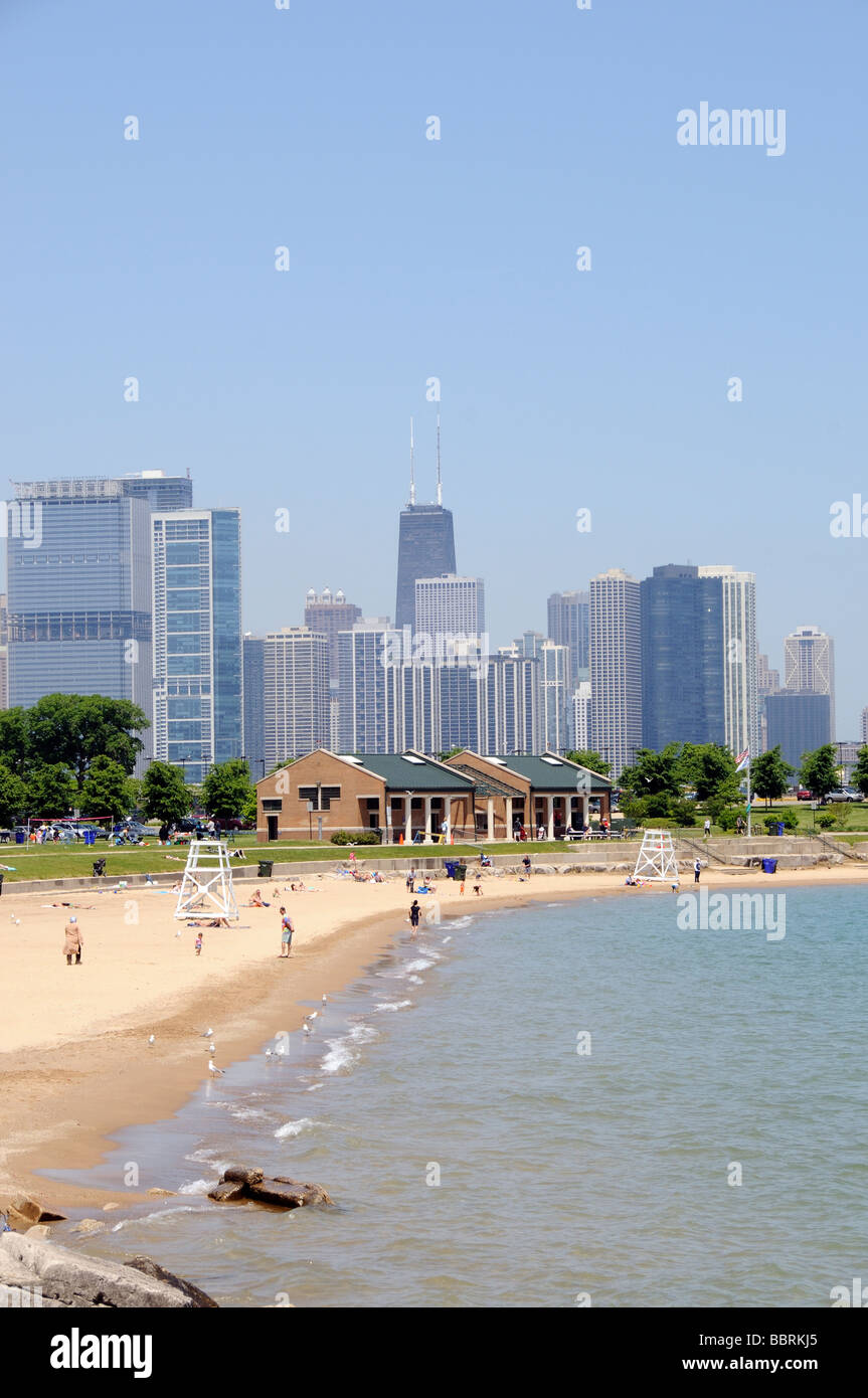Lake Michigan und den Strand im nördlichen Island Park mit Hintergrund der Chicago Waterfront Wolkenkratzer Illinois USA Stockfoto