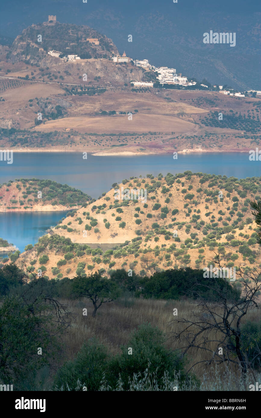 Der Embalse de Zahara - El Gastor, der Rand des Parque Natural Sierra de Grazalema & Zahara, Provinz Cádiz, Andalusien, Spanien. Stockfoto