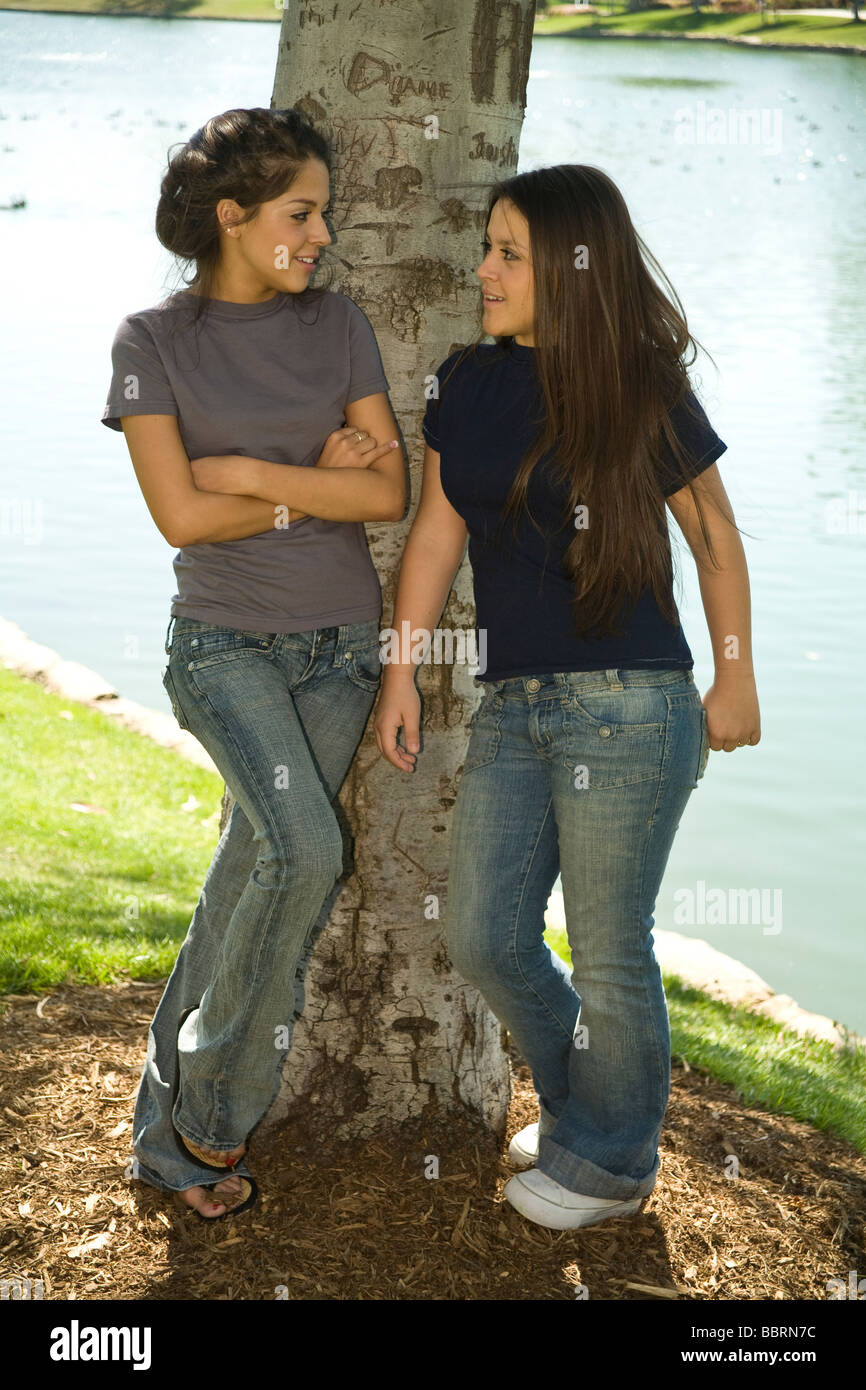 Zwei Junge Frauen Aus El Salvador Teen Hispanic Schwestern Stutzte Sich Auf Baumstamm See Herr C Myrleen Pearson Stockfotografie Alamy