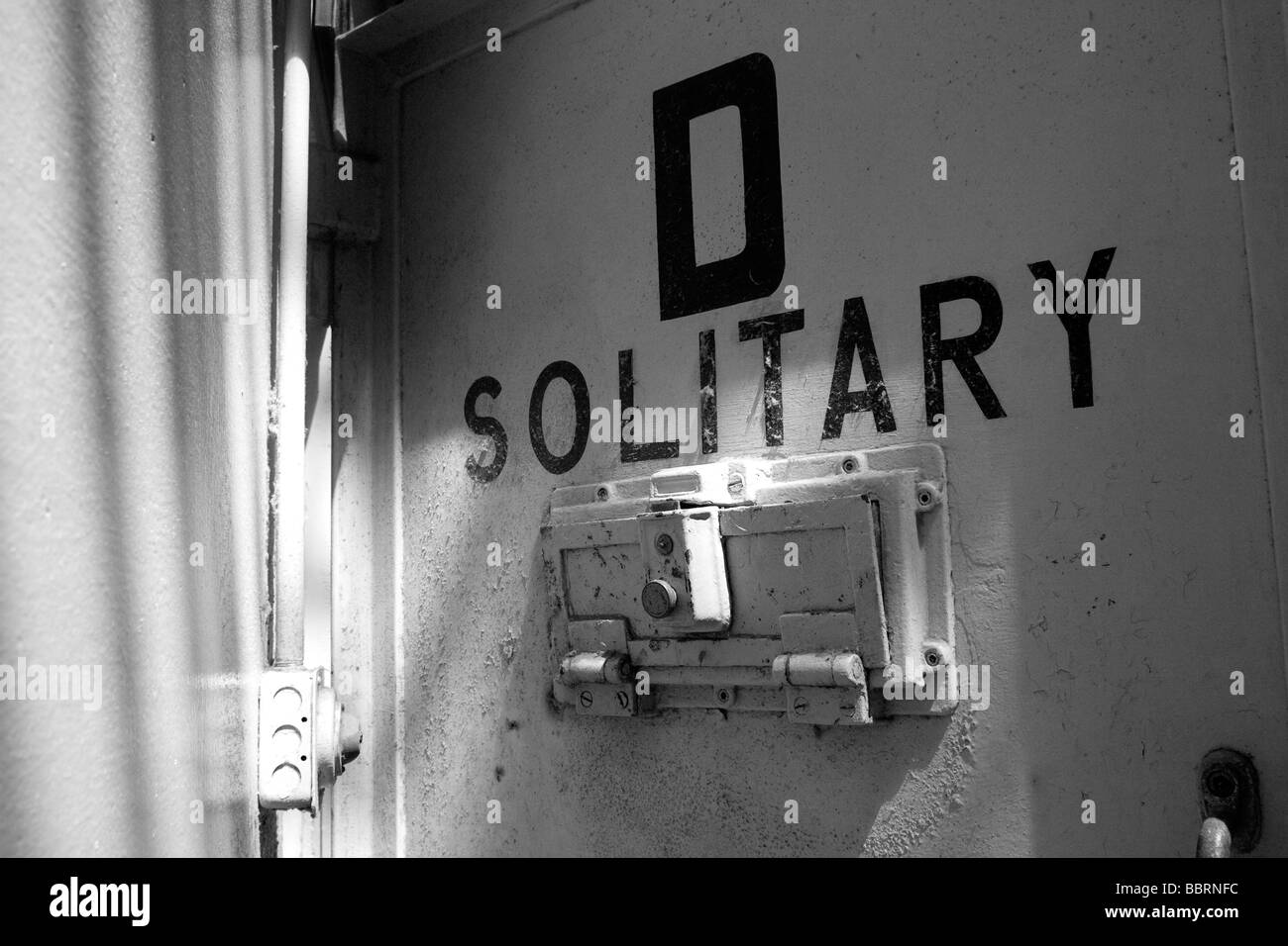 Offene Tür, die den wichtigsten Zellenblock verbindet hatte "Block im Gefängnis Alcatraz, San Francisco, Kalifornien. Stockfoto