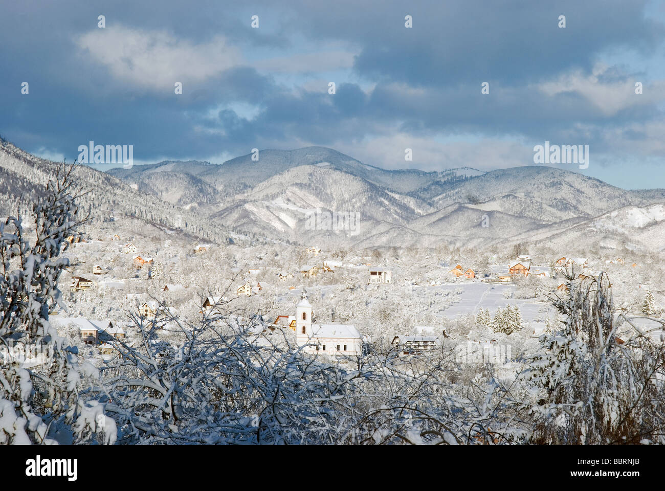 Schneelandschaft in Bran. Stockfoto