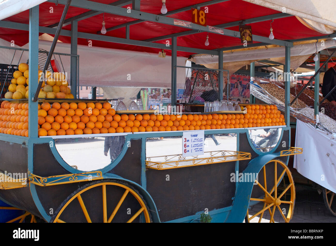 Das beste Preis-Leistungs-Verhältnis in Marrakesch, die wunderbar frisch gepressten Orangensaft in Platz Jemaa El Fna aus den traditionellen Anbietern verkauft Stockfoto