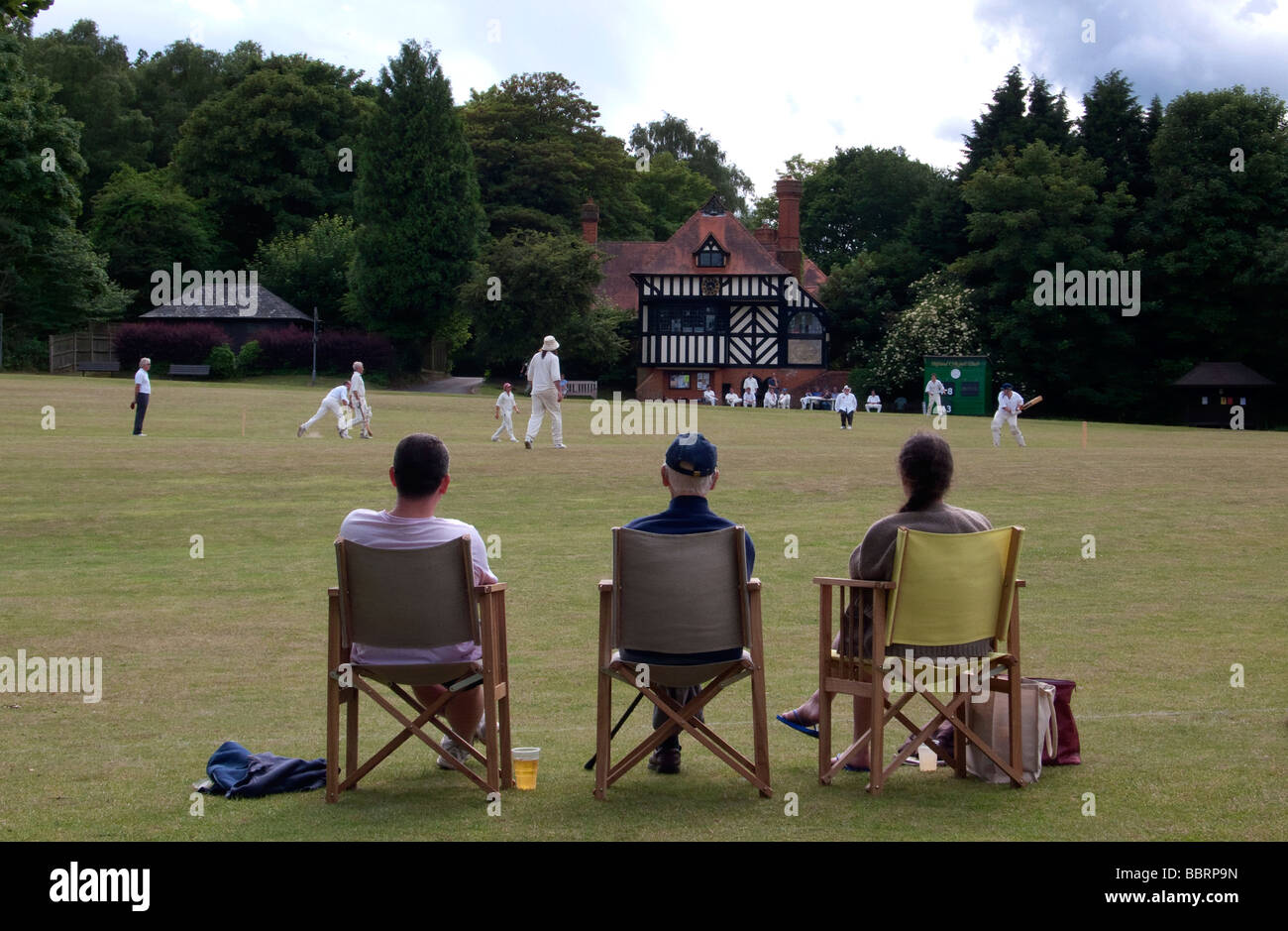 Cricket-Spiel auf dem Grün im Dorf von Tilford Surrey UK Stockfoto