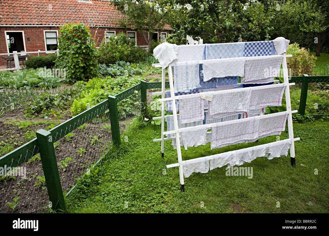Wäsche trocknen auf Zahnstange im Garten Zuiderzeemuseum Enkhuizen Niederlande Stockfoto