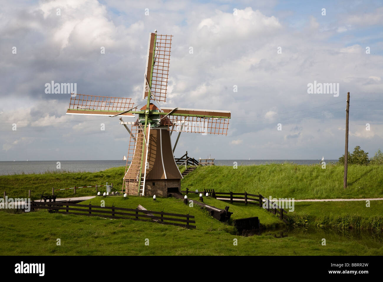 Windmühle am Deich Zuiderzeemuseum Enkhuizen Niederlande Stockfoto