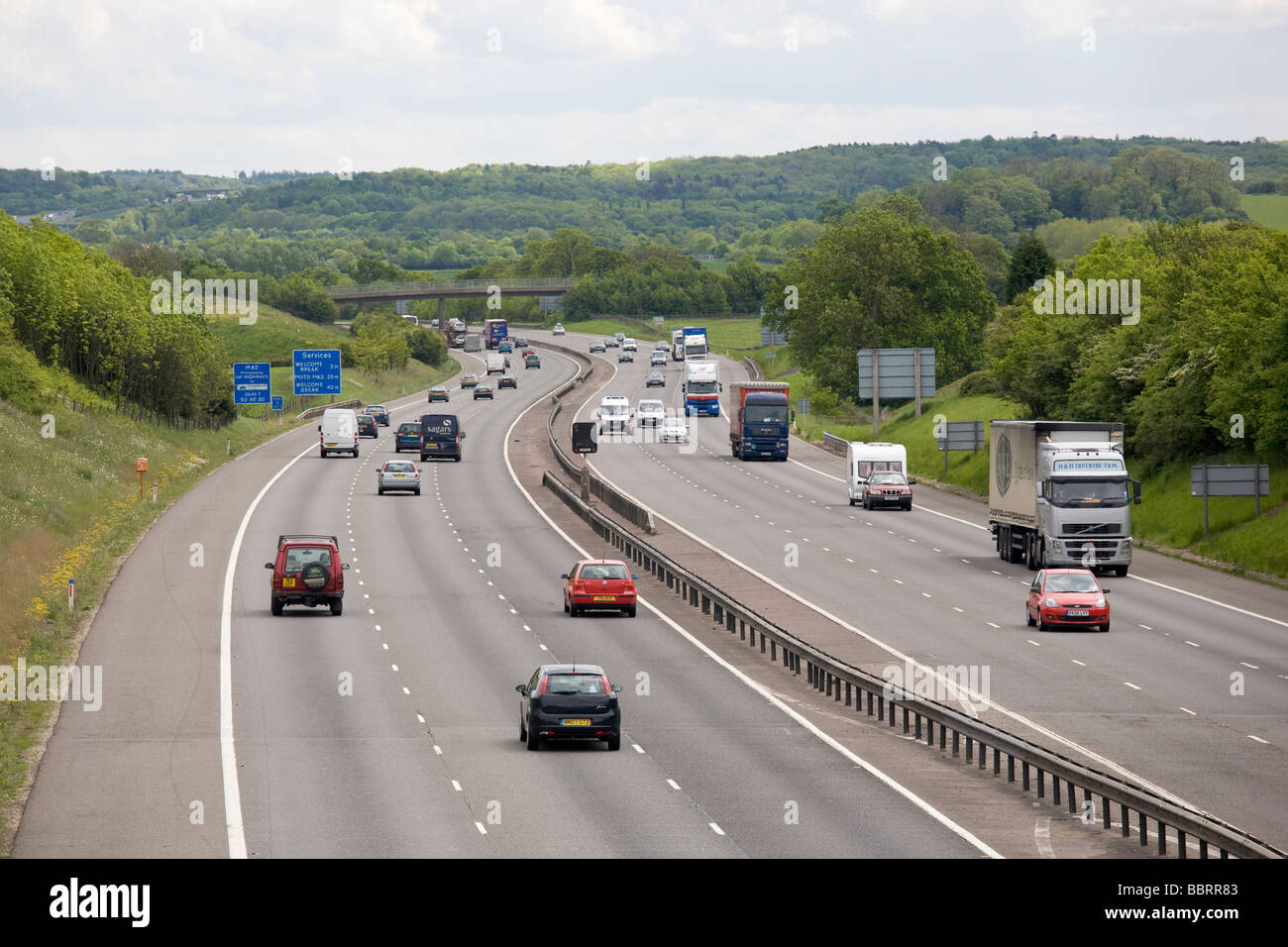 Verkehr auf der M40 Autobahn, Warwickshire, England, UK Stockfoto
