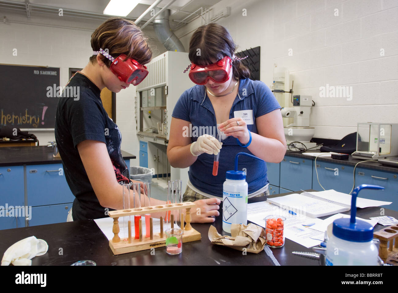 Junge Schülerinnen und Schüler arbeiten in einem Science-Lab in Connecticut, USA Klassenzimmer Stockfoto
