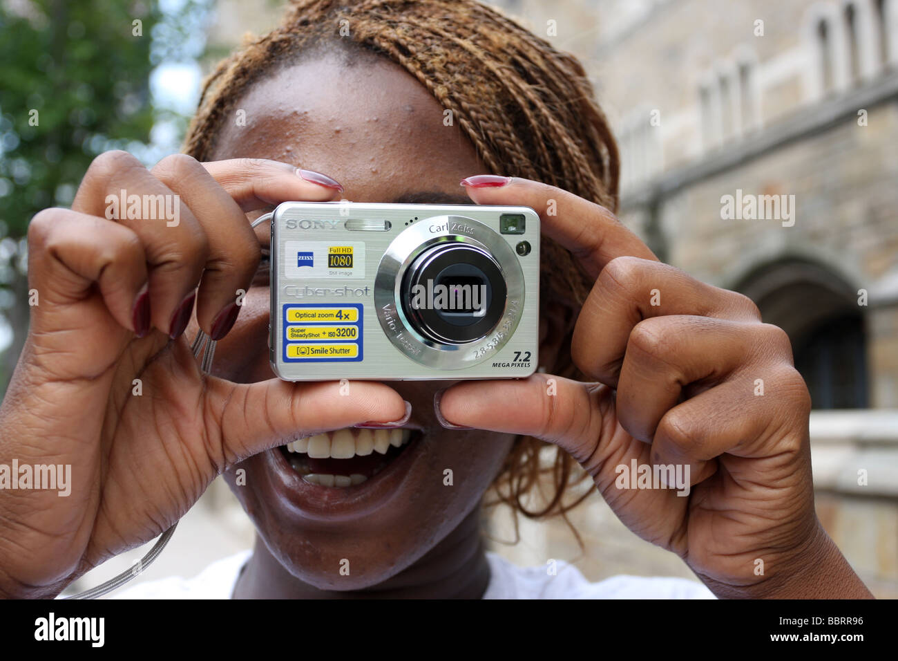Eine Frau nimmt ein digitales Foto mit einer kompakten Digitalkamera Stockfoto
