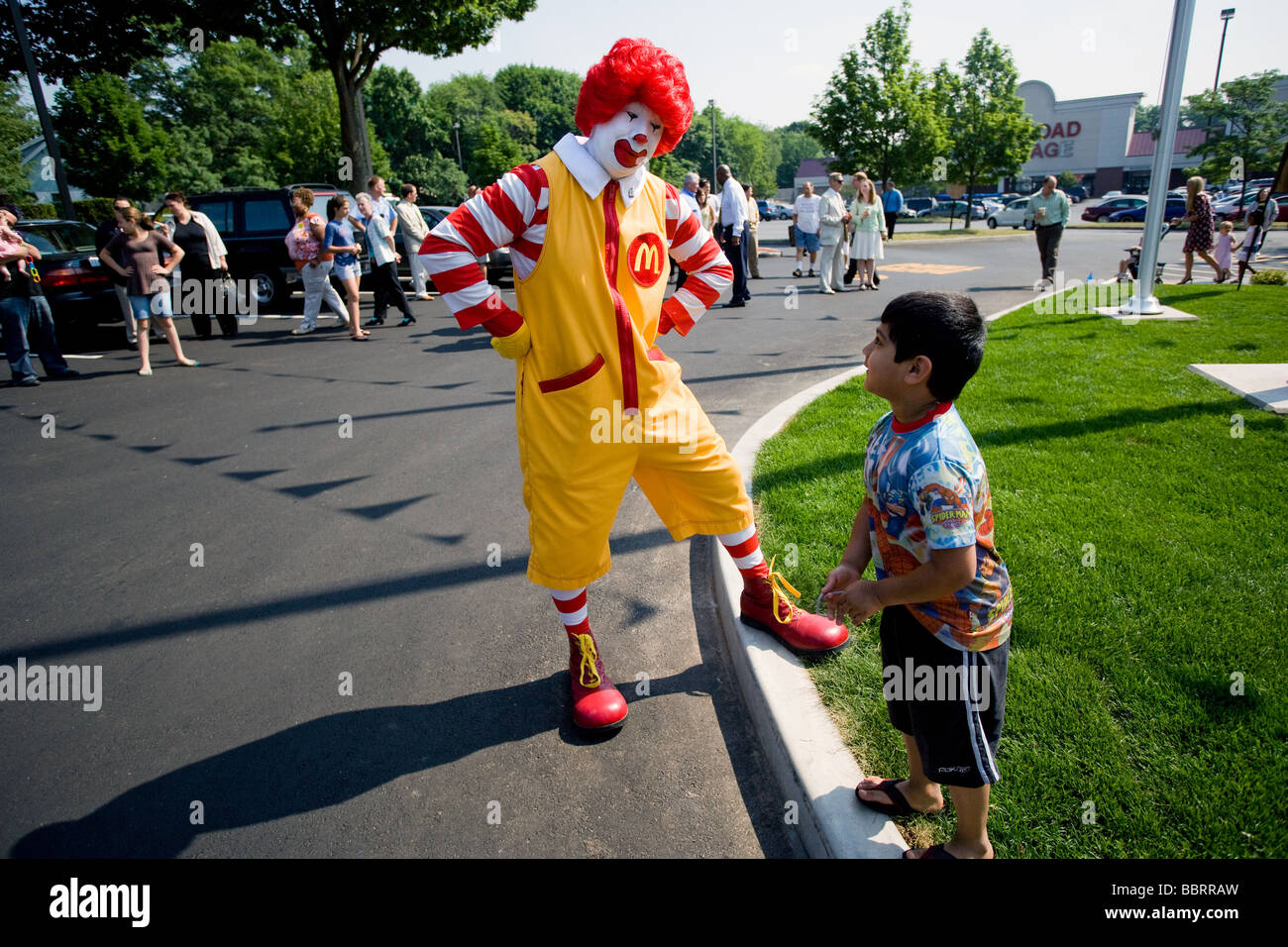 Ronald McDonald spricht mit Kinder außerhalb einer neu eröffneten McDonald's Franchise in West Haven, CT, USA Stockfoto