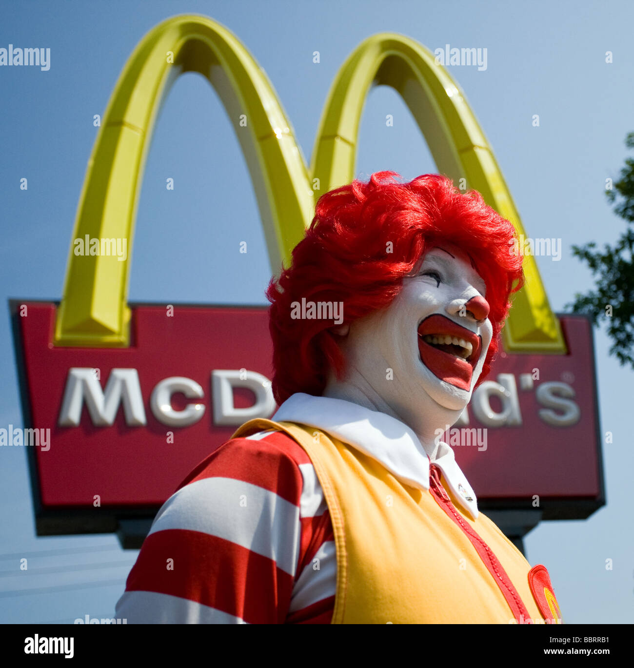 Ronald McDonald winkt Kinder außerhalb einer neu eröffneten McDonald's Franchise in West Haven, CT, USA Stockfoto