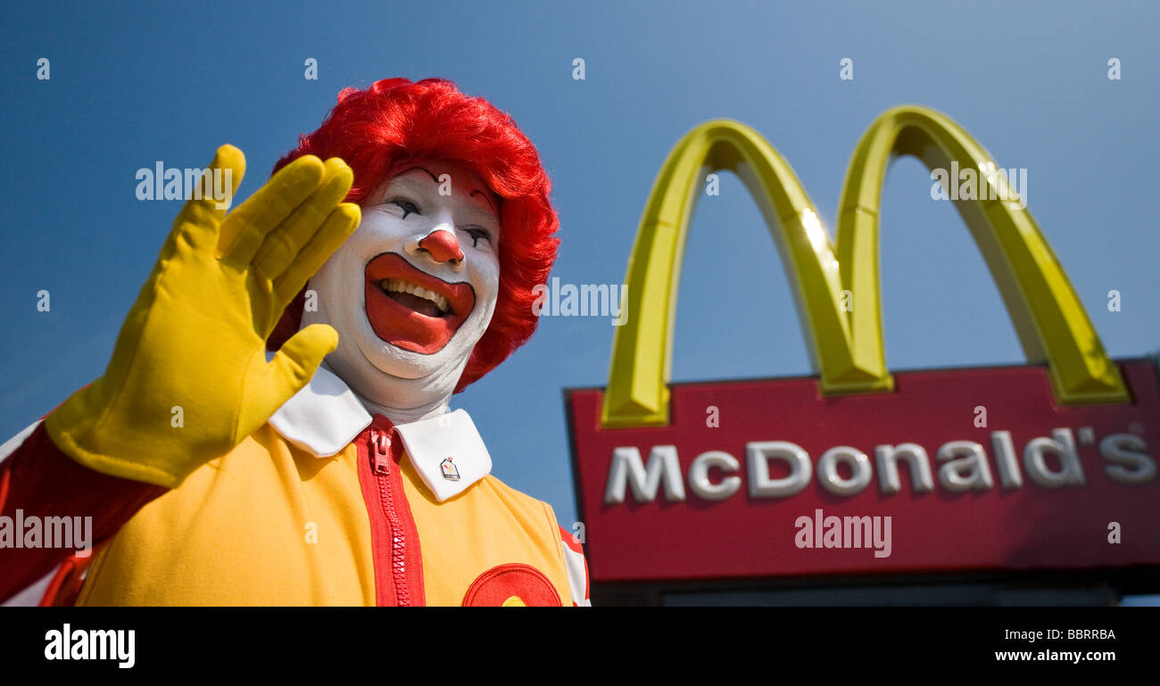 Ronald McDonald winkt Kinder außerhalb einer neu eröffneten McDonald's Franchise in West Haven, CT, USA Stockfoto