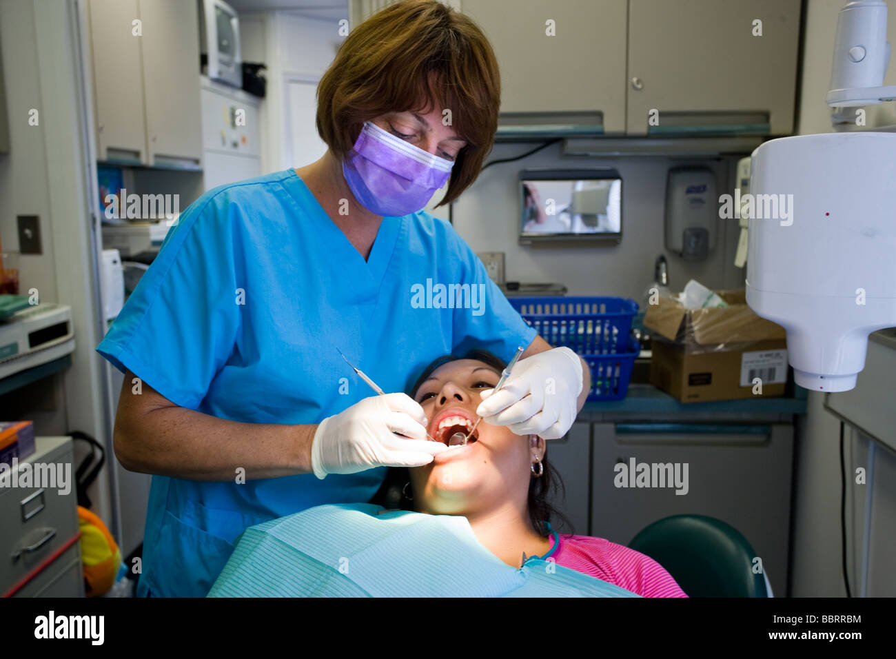 Ein Zahnarzt untersucht einen Patienten Zähne in eine kostenlose mobile Dentallabor in Connecticut USA Stockfoto