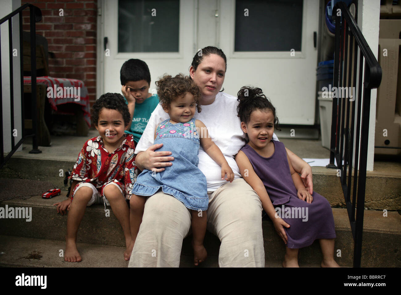 Eine glückliche Familie Mutter mit vier Kindern in New Haven Connecticut USA Stockfoto