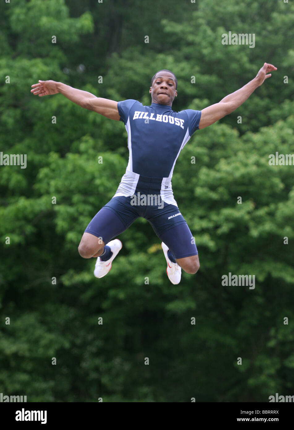 Ein High School-Leichtathlet führt im Weitsprung bei der Staatsmeisterschaft Track Meet in New Haven CT USA Stockfoto