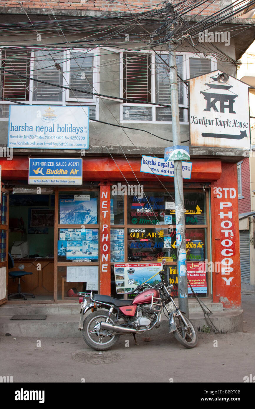 Kathmandu, Nepal.  Straßenszene, Motorrad vor Reisebüro. Stockfoto