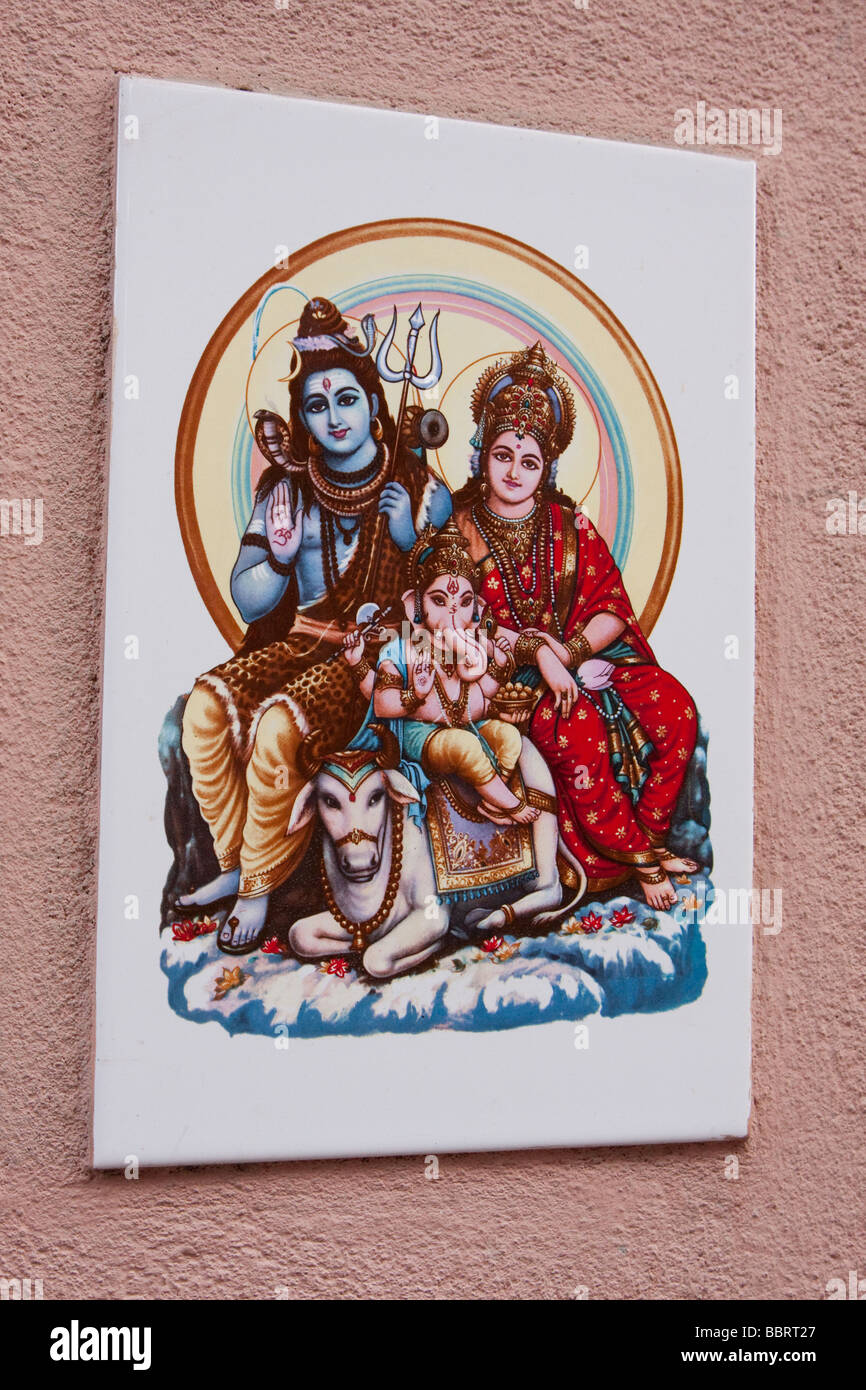 Kathmandu, Nepal. Hindu religiösen Plaque durch Tür zeigt Shiva und Parvati ihren Sohn Ganesh. Stockfoto