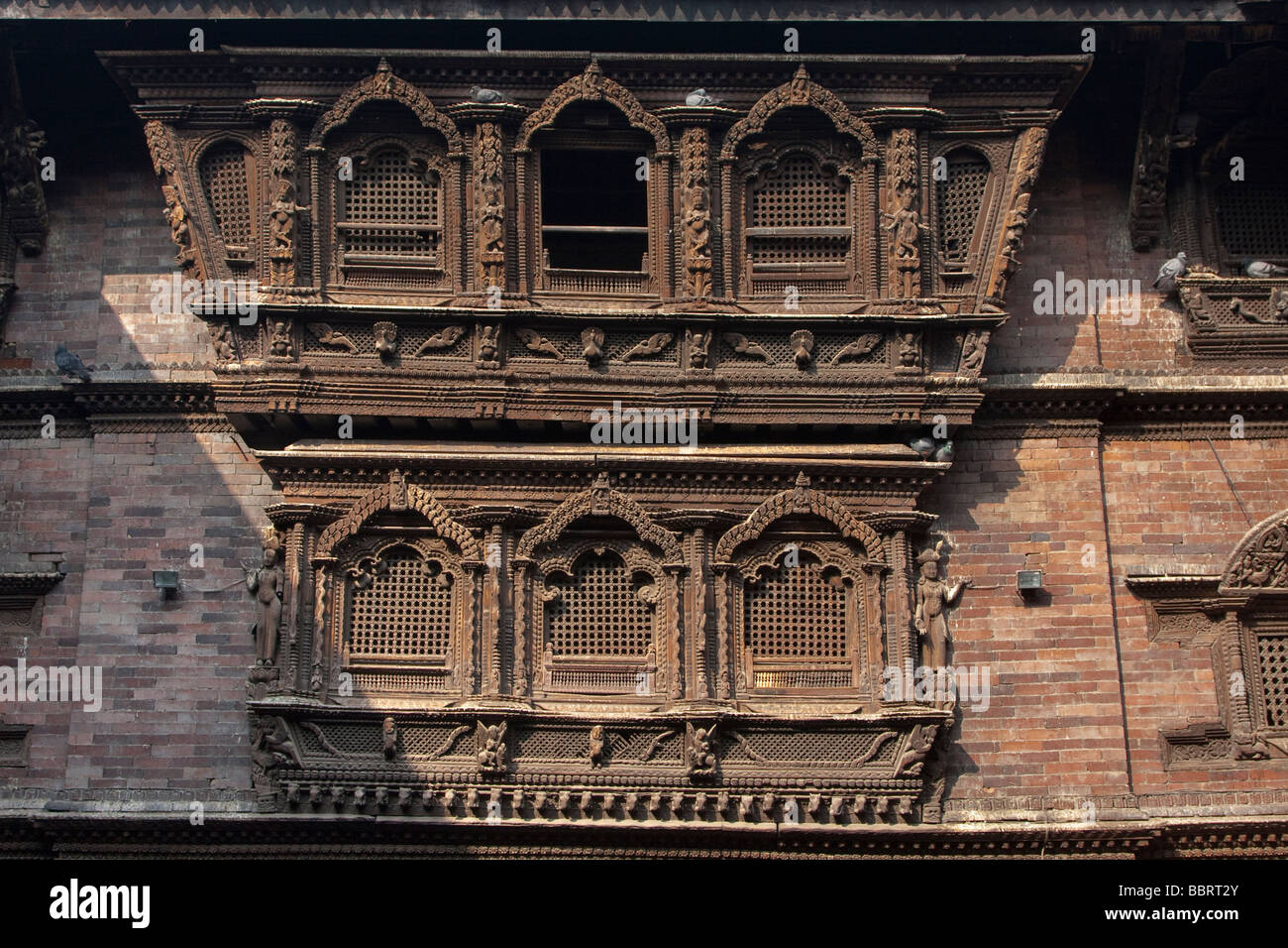 Kathmandu, Nepal.  Windows in der Kumari Bahal, Haus der Kumari Devi, ein junges Mädchen von Hindus von Kathmandu verehrt. Stockfoto
