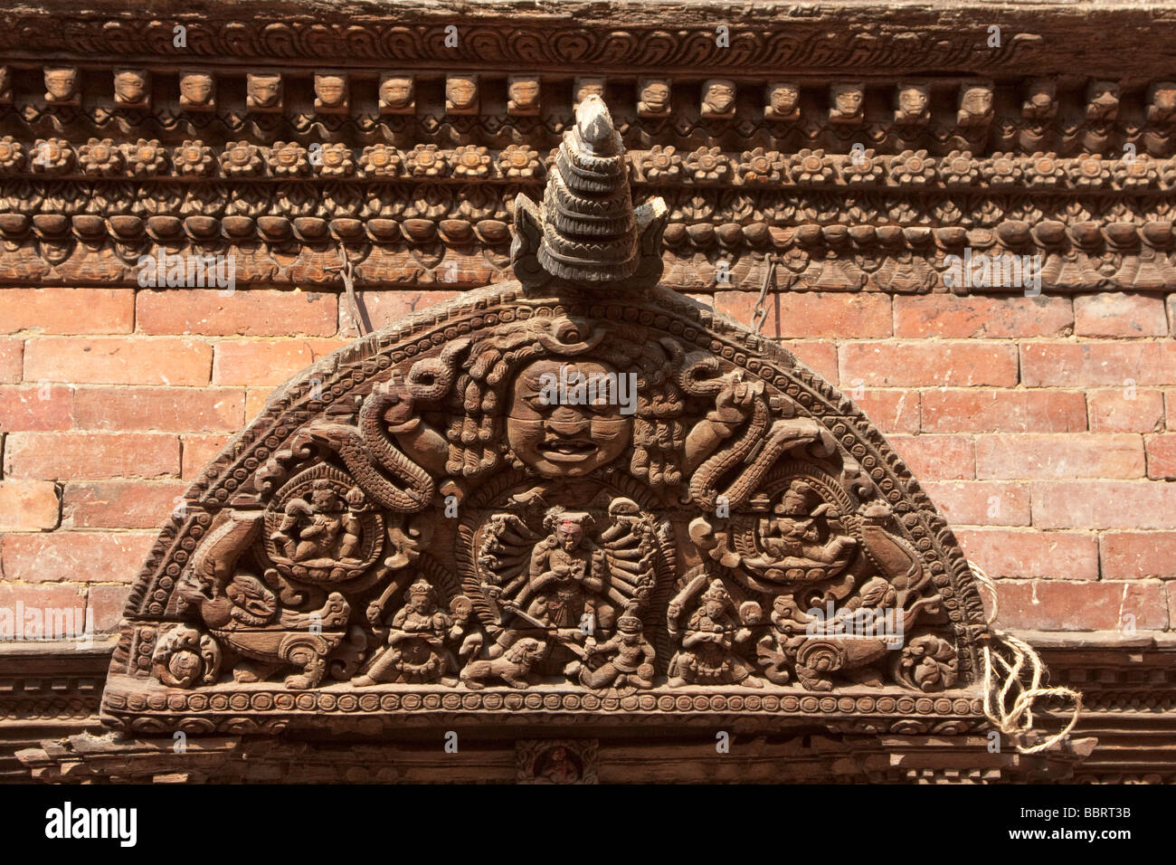 Kathmandu, Nepal.  Holzschnitzerei zeigt den Gott Shiva über eine Tür in die Kumari Bahal, Haus der Kumari Devi. Stockfoto