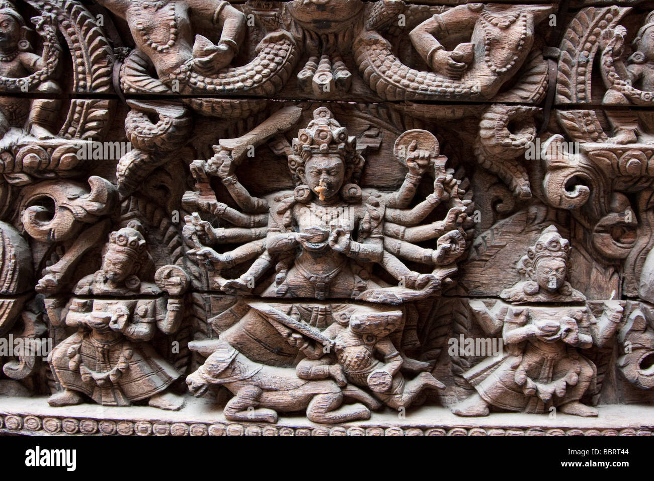 Kathmandu, Nepal.  Holzschnitzerei zeigt den Gott Shiva über eine Tür in die Kumari Bahal, Haus der Kumari Devi. Stockfoto