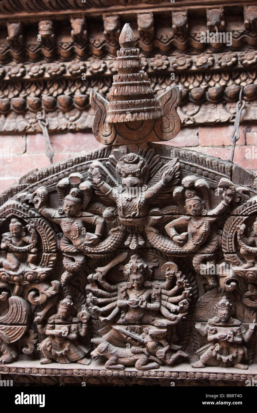 Kathmandu, Nepal.  Holzschnitzerei zeigt den Gott Shiva über eine Tür in die Kumari Bahal, Haus der Kumari Devi. Stockfoto