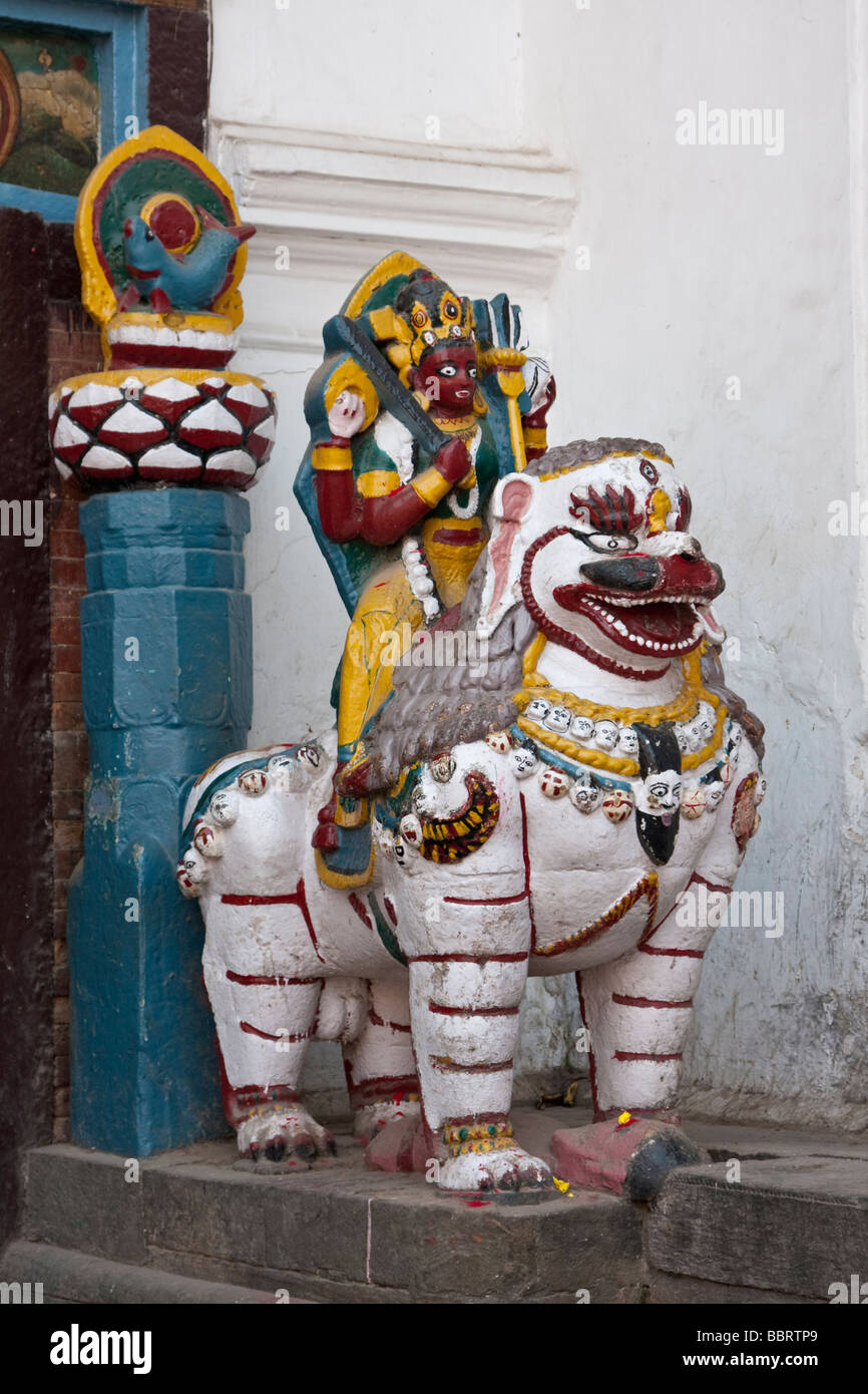 Kathmandu, Nepal. Stein-Löwen geritten von Shiva Wachen rechts vom Eingang zum Hanuman Dhoka, der ehemalige Königspalast, Durbar Square. Stockfoto