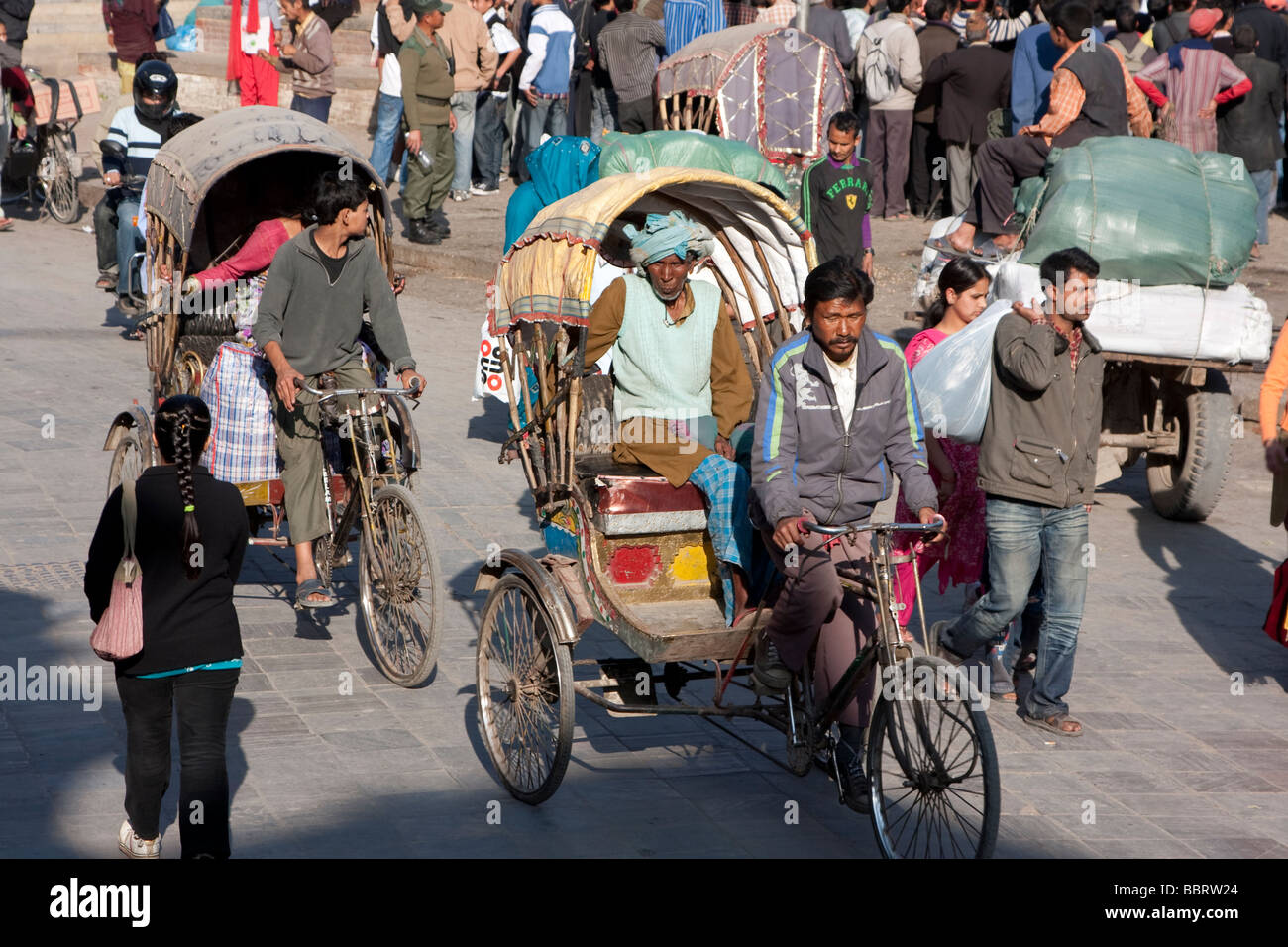 Kathmandu, Nepal. Rikscha Transport Makkan Tole Street in der Nähe von Durbar Square. Stockfoto