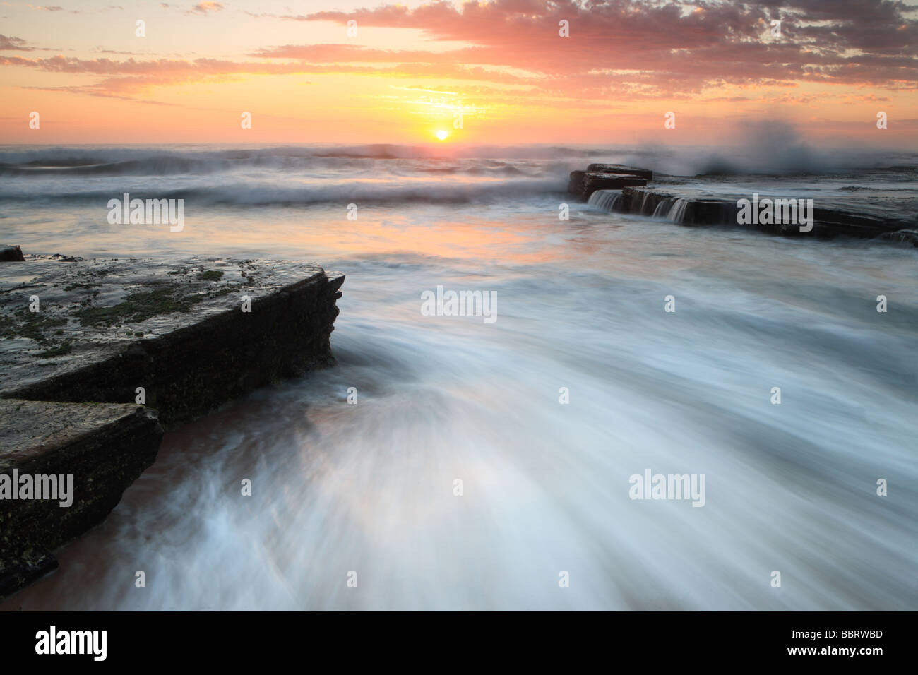 Morgendämmerung und Sonnenaufgang am North Narrabeen, Sydney, NSW, Australien Stockfoto