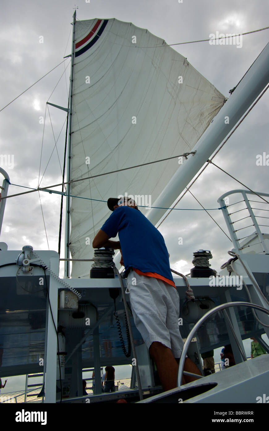 Katamaran Palmizana Skipper an Spitze halten wachsames Auge Lenkung seinen Kurs Stockfoto