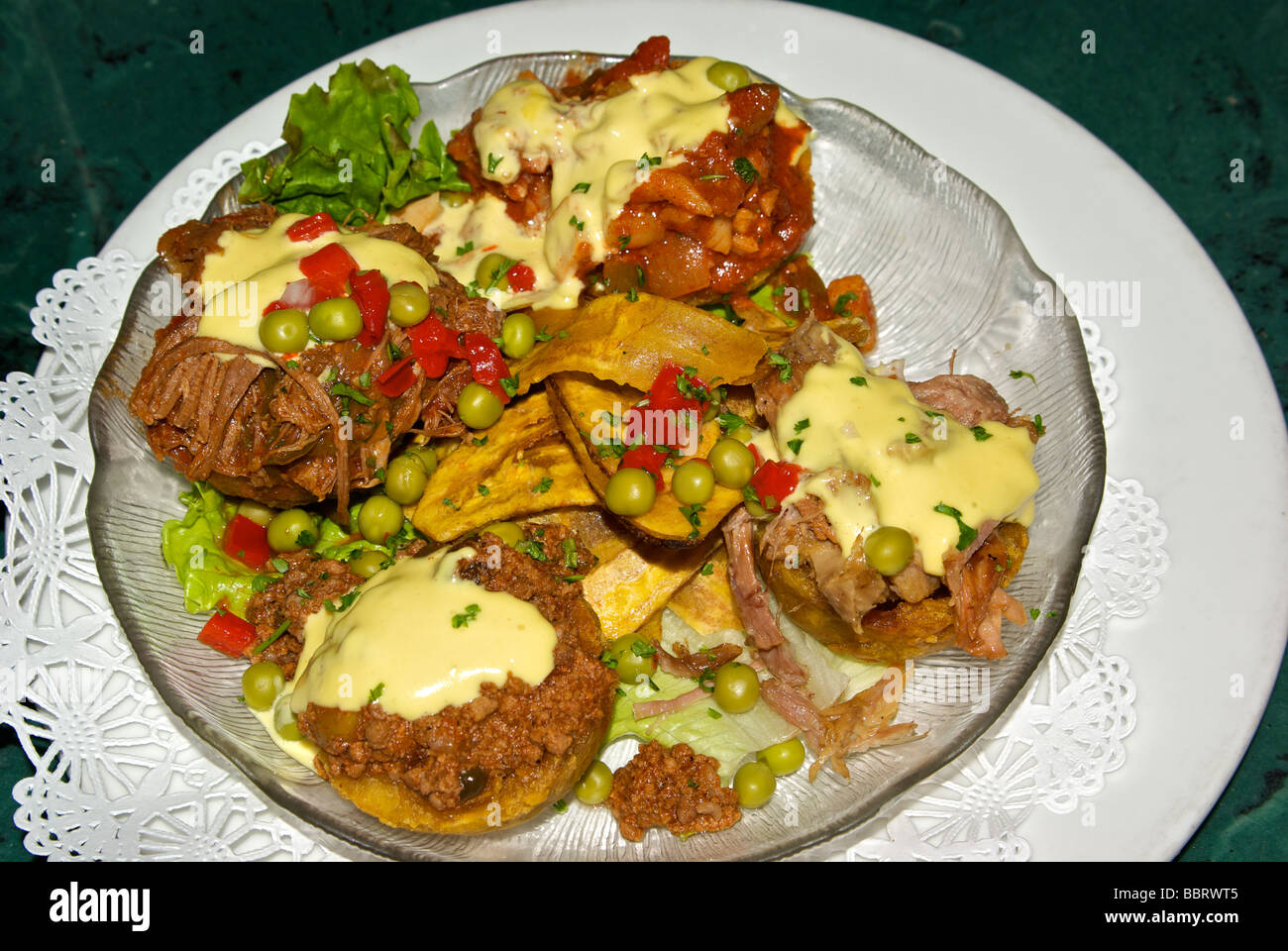 Kubanischen Stil Boden Rindfleisch Chili Con Carne zog mariniertes gebratenes Schweinefleisch Ropa Vieja Vorspeisen tief gebratene Kochbananen Bananenchips Stockfoto
