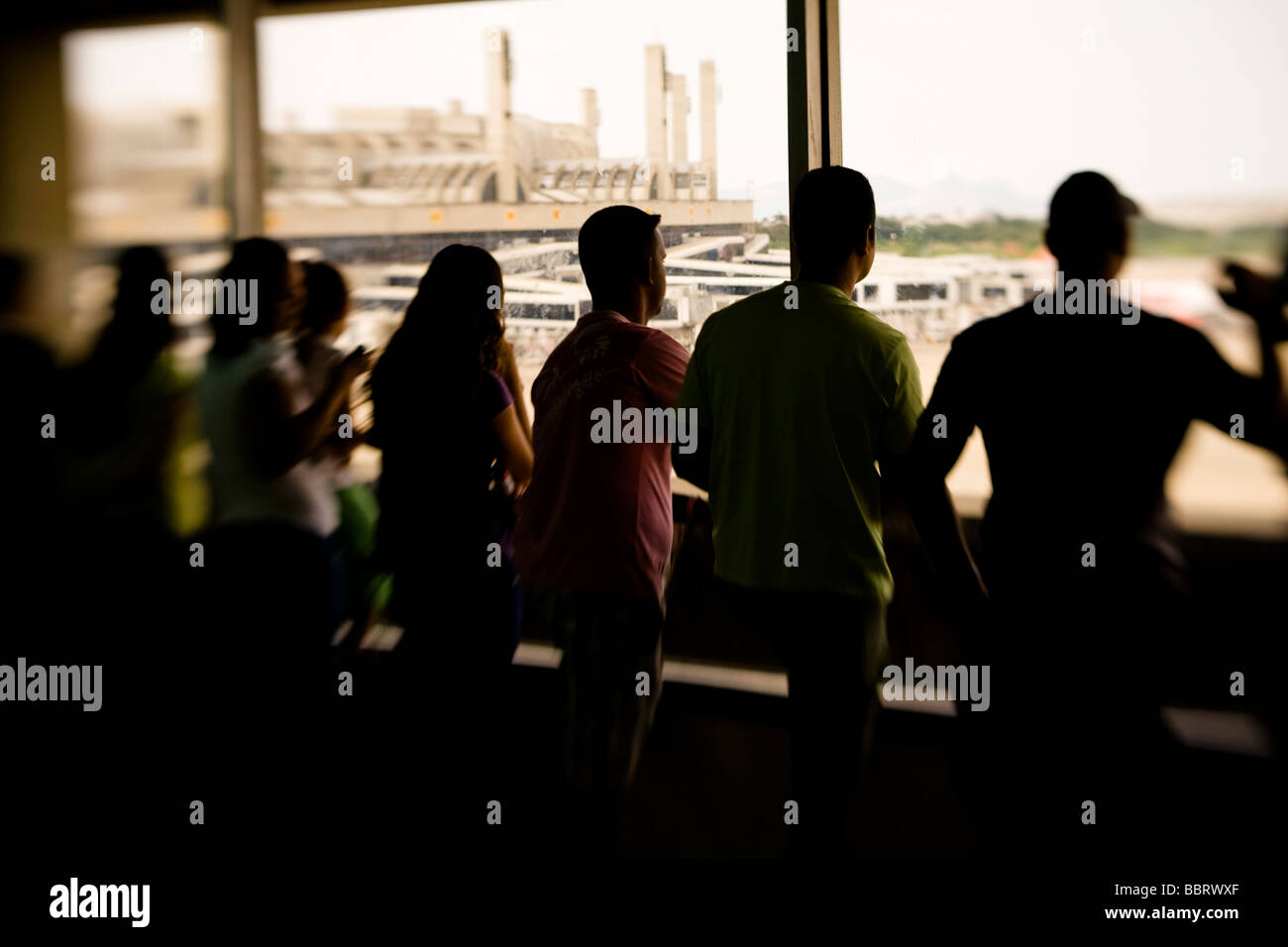 Blick auf Flugzeuge am Flughafen Fenster heute Menschen Stockfoto