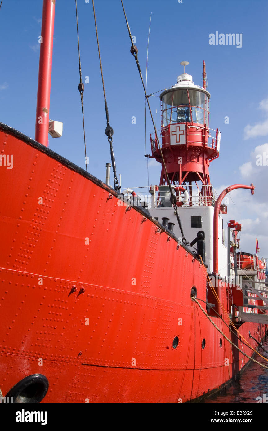 Roten Feuerschiff gegen blauen Himmel mit weißen Wolken Stockfoto