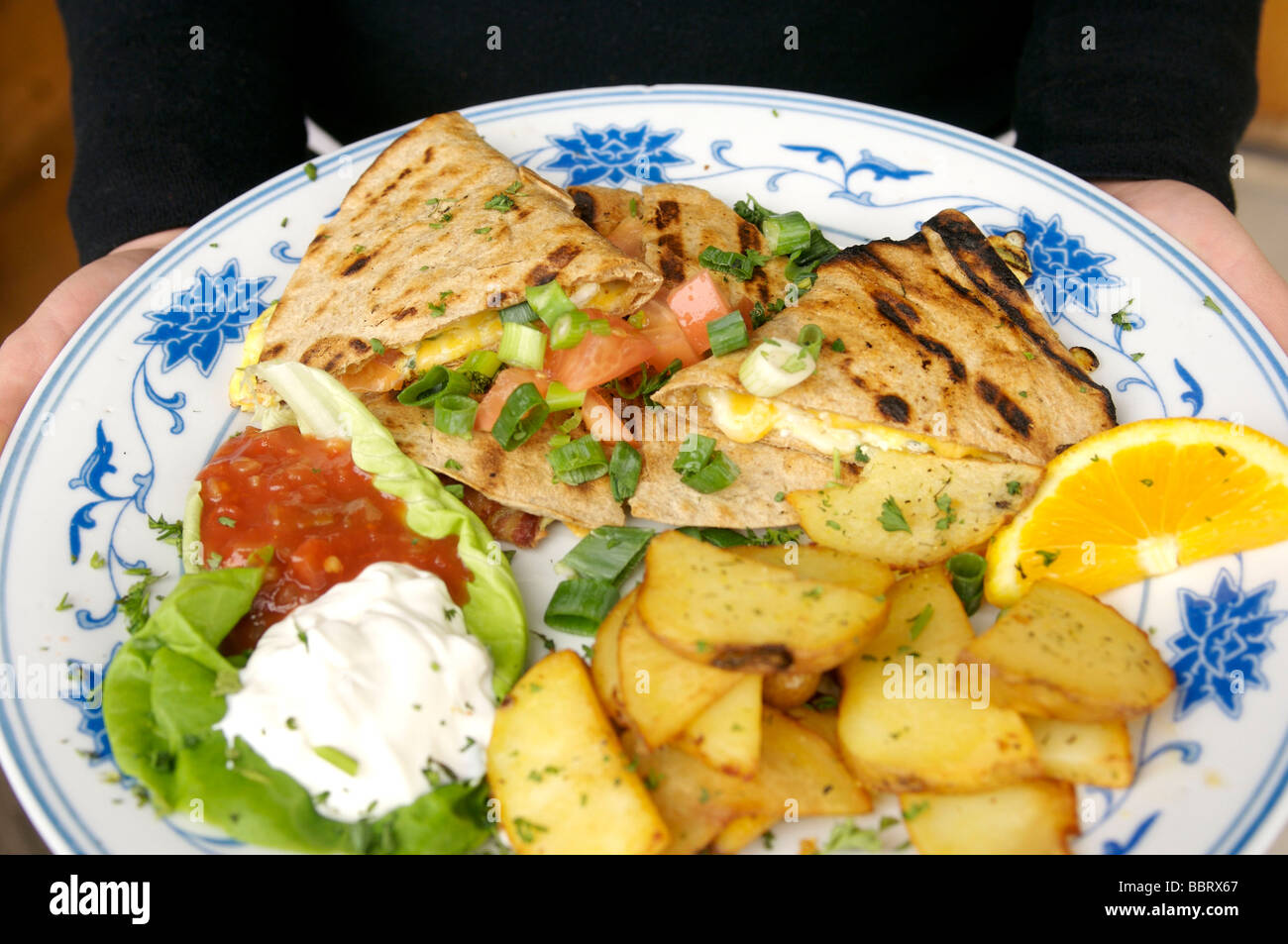 Quesadilla mit Home fries Klahanie Restaurant Stockfoto