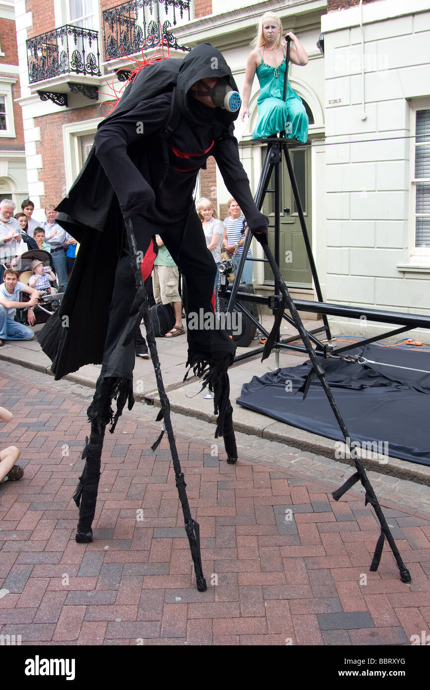 Seiltänzer Künstler weibliche Straßentheater Zirkus handeln Medway Fuse Festival Rochester Hautpstraße Kent England UK Europe Stockfoto