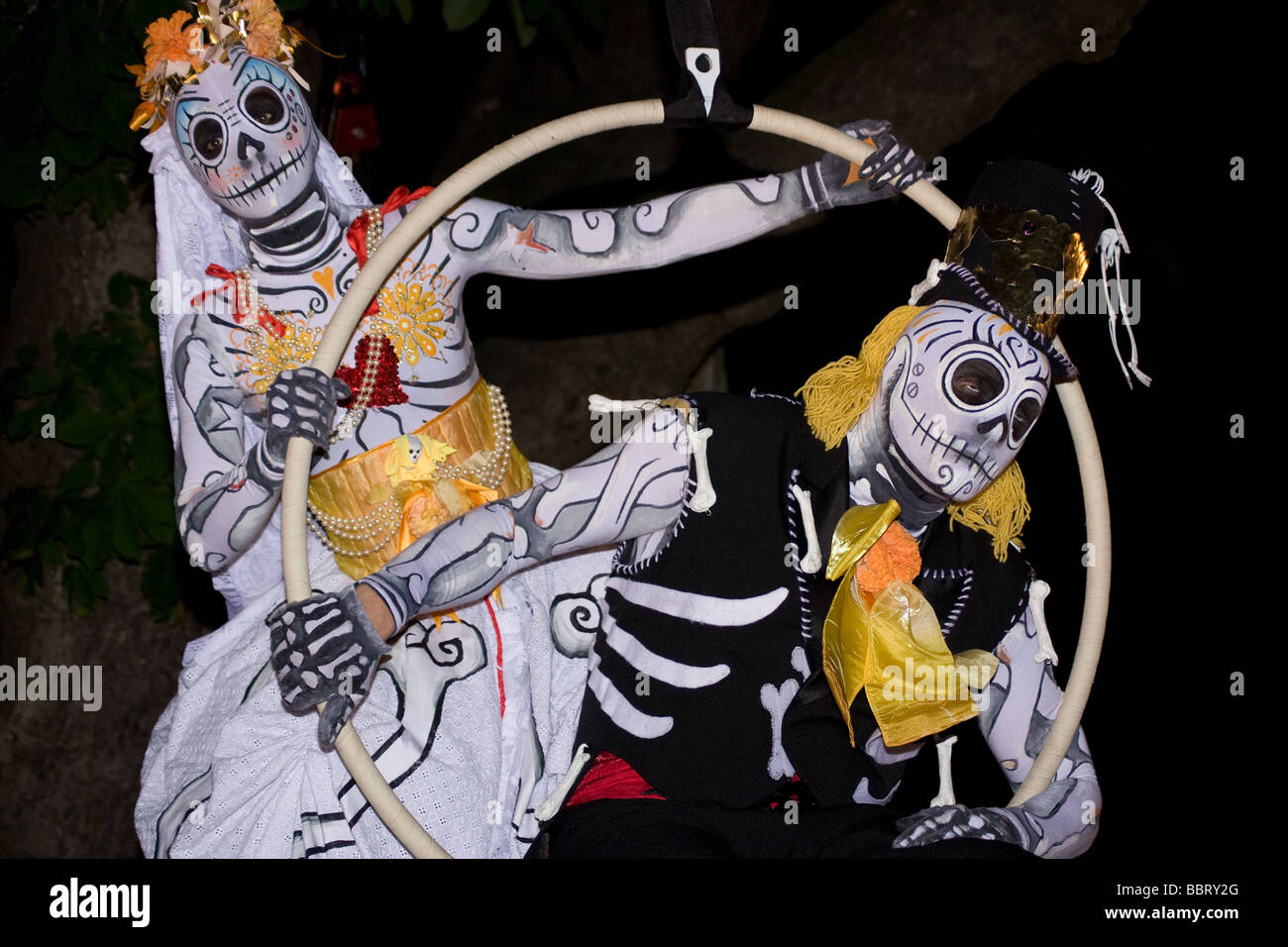 Voodoo-Skelett beängstigend Straßentheater Kostüm Gespensternacht Medway Fuse Festival Rochester Castle Kent England UK Europe Stockfoto