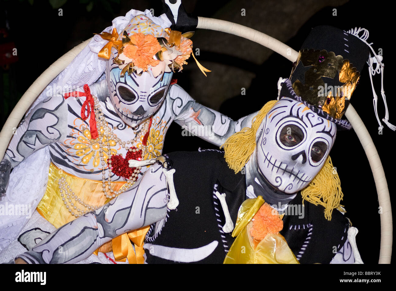 Voodoo-Skelett beängstigend Straßentheater Kostüm Gespensternacht Medway Fuse Festival Rochester Castle Kent England UK Europe Stockfoto