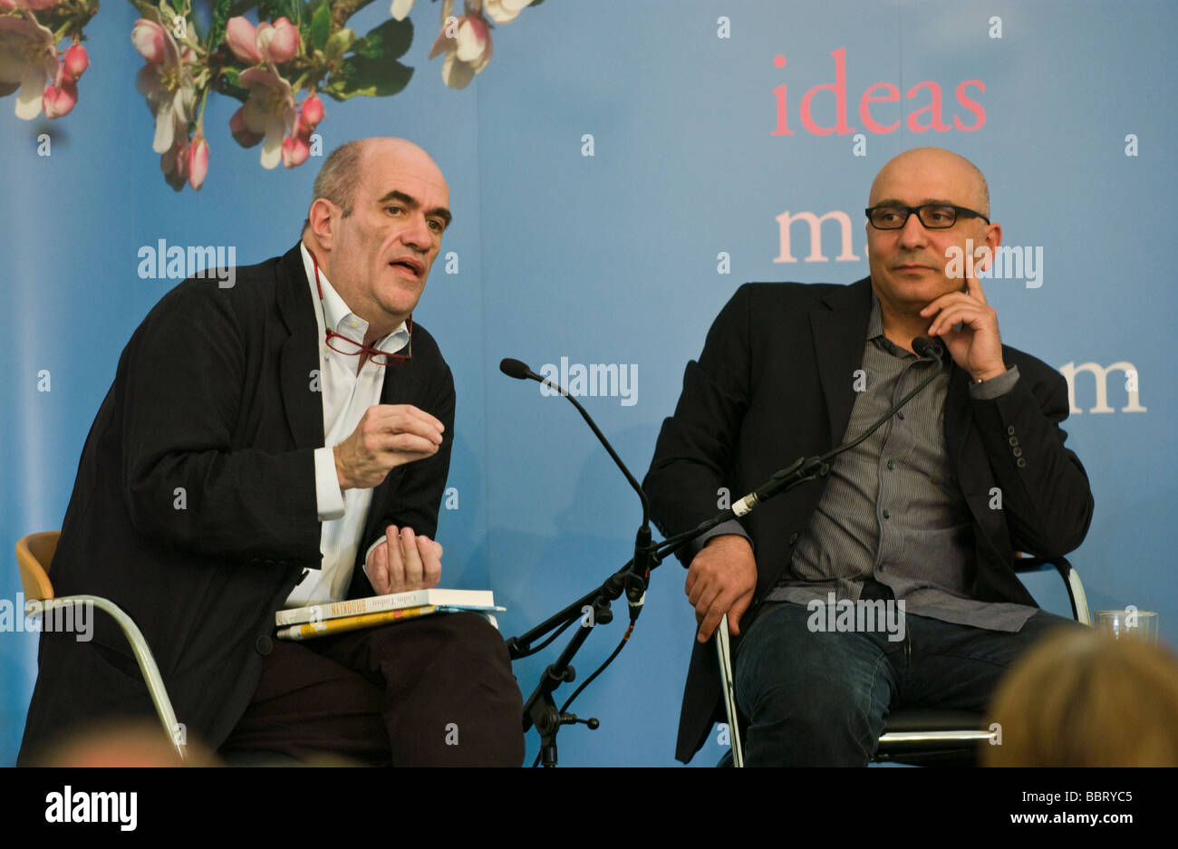 Colm Tóibín (links), irischer Schriftsteller und Rawi Hage Beirut geborene Schriftsteller abgebildet Hay Festival 2009 Stockfoto