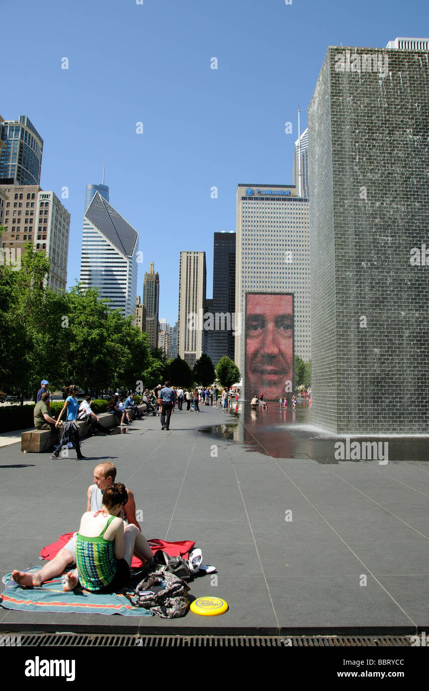 Crown Fountain im Millennium Park Downtown Chicago Besucher genießen einen sonnigen Tag in der Stadt Stockfoto