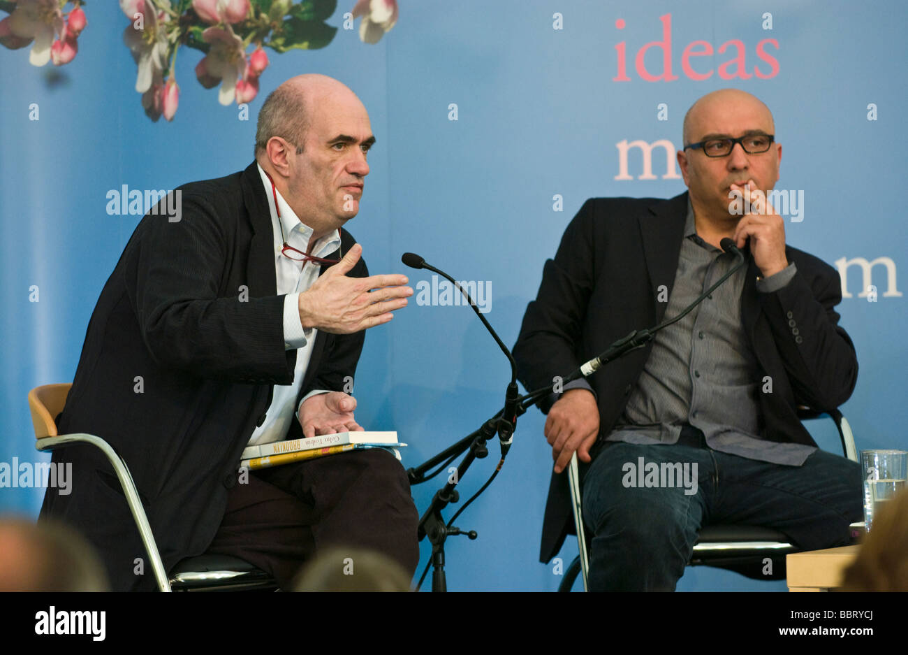 Colm Tóibín (links), irischer Schriftsteller und Rawi Hage Beirut geborene Schriftsteller abgebildet Hay Festival 2009 Stockfoto