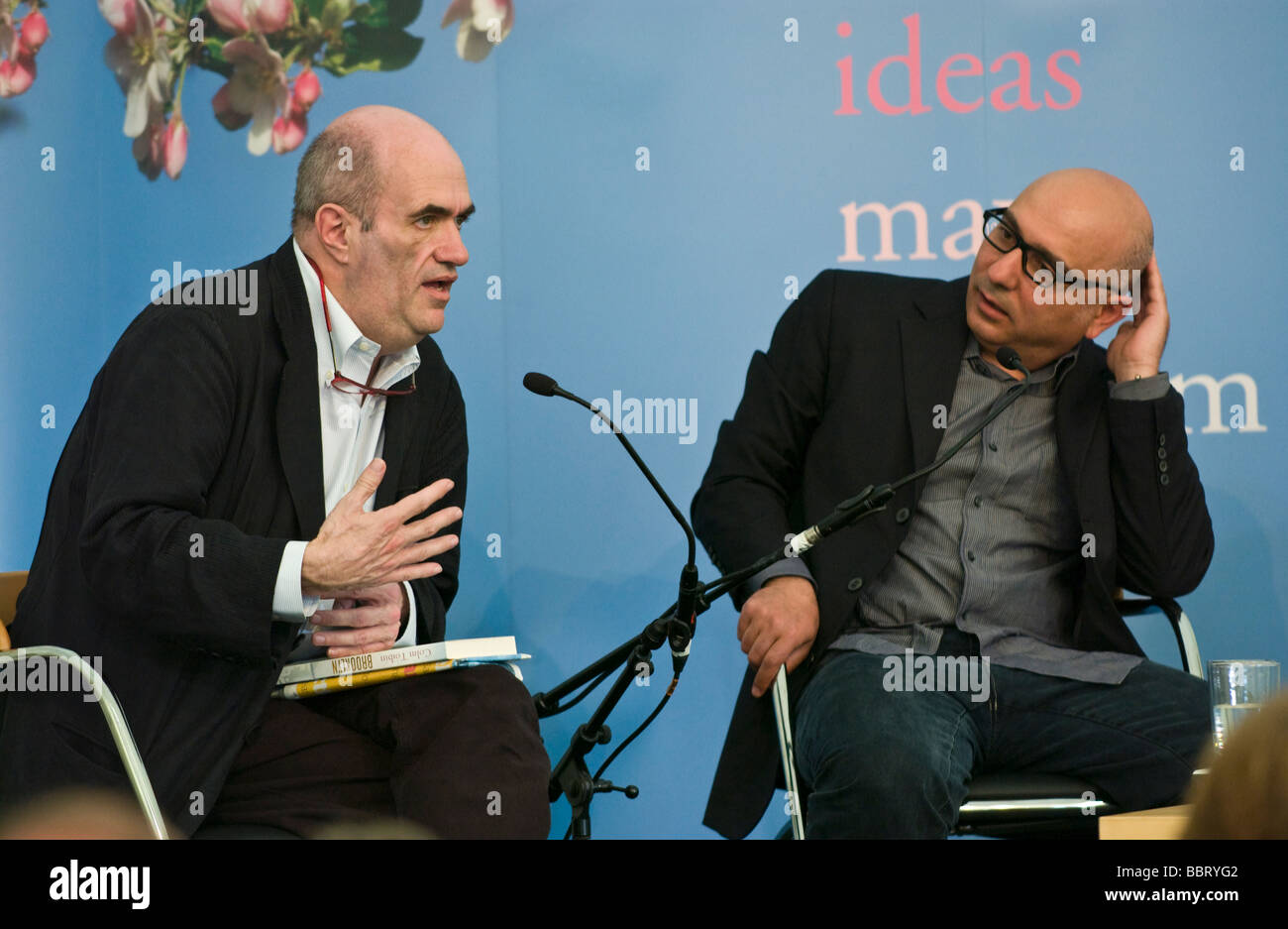 Colm Tóibín (links), irischer Schriftsteller und Rawi Hage Beirut geborene Schriftsteller abgebildet Hay Festival 2009 Stockfoto